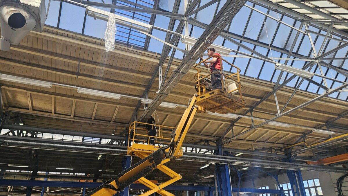 Monteur der Erdmann GmbH auf der Arbeitsbühne bei der Hallenbeleuchtung in Wittenberge